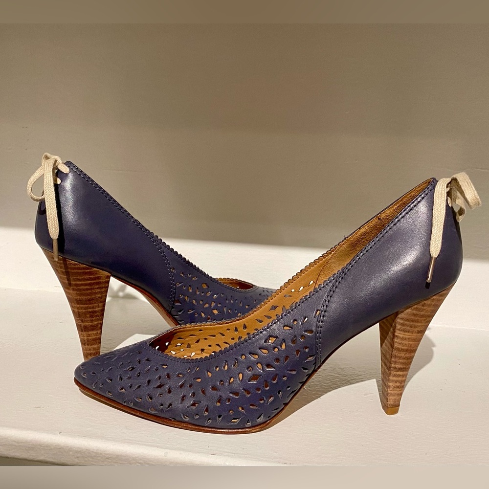 Ulla Johnson laser cut leather stacked wood heel w/ laced bow detail. Size 40